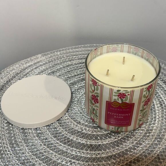 BBW Peppermint Bark 3 Wick Scented Candle NWT - Picture 2 of 4
